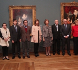Fotografía de grupo de Doña Sofía con la ministra de Empleo y Seguridad Social, Fátima Báñez García y el secretario de Estado de Cultura, José María L